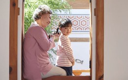 Về hưu, cụ bà tiêu sạch tiền lương để nuôi cháu: Thứ nhận lại khiến bà bật khóc