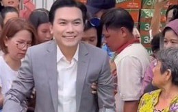 Ca sĩ Mạnh Quỳnh chống nạng xuất hiện tại chùa Thanh Sơn sau chấn thương vỡ xương mắt cá chân