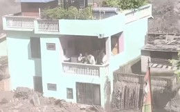 Ngôi nhà đứng vững giữa lũ quét, cả nhà được cứu