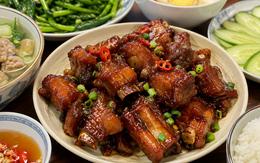 Đừng ướp sườn ngay, đầu bếp 5 sao chỉ cách làm giúp sườn rim mềm, bóng và đậm vị hơn hẳn