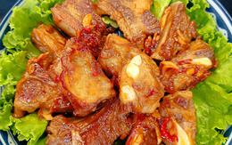 Món sườn xào chua ngọt thơm ngon hơn, thịt mềm mọng, bên ngoài giòn khi thêm vào nước giải khát quen thuộc ngày hè