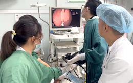 Gặp nạn khi đang ăn sữa chua, bé trai ở Hà Nội phải đi cấp cứu