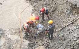 Nhà xác không còn chỗ trống, gần 4.000 người vẫn mất tích sau lũ quét Nepal