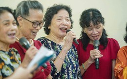 U80 Hà Nội thoát cảnh làm bạn với tivi, đi 'học' mỗi ngày