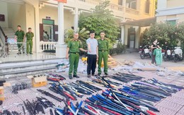 Bắc Ninh: Triệt phá kho 'hàng nóng', thu giữ gần 1 tấn dao kiếm, công cụ hỗ trợ