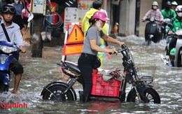 Hà Nội: Mưa lớn 2 ngày liên tiếp, phố Triều Khúc hóa 'sông' người dân bì bõm lội nước giờ cao điểm