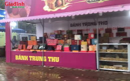 Rằm tháng Tám cận kề, hàng bánh Trung thu ven đường vẫn 'dài cổ' chờ khách