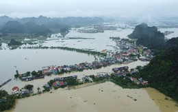 Nước lũ dâng cao, hàng trăm hộ dân ở Ninh Bình chìm trong 'biển' nước