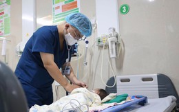 Bé 1 tháng tuổi nhập viện cấp cứu sau khi người lớn nhỏ nhầm axit vào miệng
