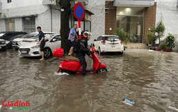 Hà Nội: Hàng loạt tuyến đường biến thành 'sông', người dân chật vật lội nước giờ cao điểm sau trận mưa lớn xuyên đêm 