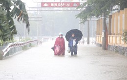 Mưa lũ dồn dập vượt mốc 500mm: Hà Nội căng mình điều tiết thoát nước, hơn 120 người dân vùng ngoại thành buộc sơ tán