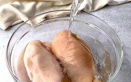 Bí quyết ngâm nước muối đường giúp ức gà thành món ăn ngon và những sai lầm dễ gặp phải khi luộc gà