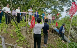 Phát đi báo động nhầm, Chơn bị cả làng trách móc