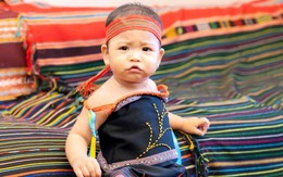 Khoảnh khắc đáng yêu của con gái H'Hen Niê khi tròn 1 tuổi