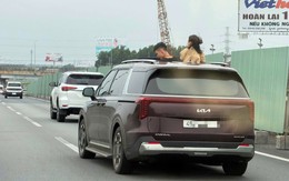CSGT xử phạt nữ tài xế để 2 trẻ thò đầu qua cửa sổ trời trên cao tốc