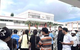 Phụ huynh bức xúc khi đến họp muộn, trường đóng cổng: Hiệu trưởng nói gì?