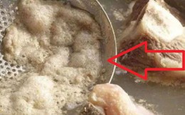 Có nên vớt bọt khi luộc thịt, hầm xương? Lớp váng nổi lên thực chất là gì?