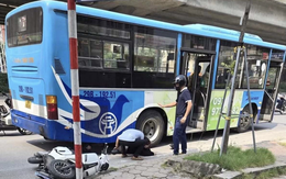 Hé lộ nguyên nhân vụ cô gái đi xe máy điện va chạm xe buýt, bị dập nát cánh tay ở Hà Nội