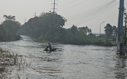 Cận cảnh đường gom Đại lộ Thăng Long ngập sâu gần 1m, xe đi qua chết máy