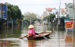 Hà Nội: Trời nắng gắt, nhiều khu dân cư ven sông Bùi vẫn ngập sâu nửa mét, giao thông đình trệ