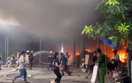 Hà Nội: Ngọn lửa bao trùm dãy nhà kho ven sông Bạch Đằng, lực lượng chức năng cấp tập chữa cháy