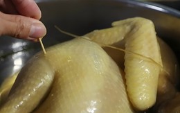 Vì sao người xưa thường chọc vào đùi khi luộc gà?