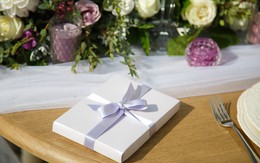 Nhiều năm không hỏi han, tôi tưởng tình bạn đã hết cho đến khi nhận món quà cưới gây choáng