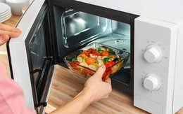 Có nên hâm nóng rau bằng lò vi sóng?