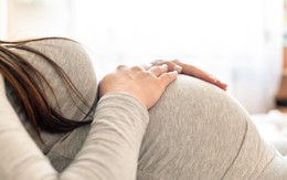 Bắt gặp chồng 5 năm không vào bếp đứng tập nấu ăn bên mẹ đẻ, cô gái bật khóc