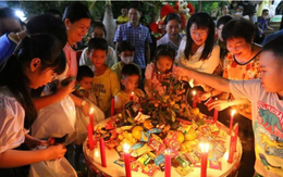 Mâm cỗ đêm Trung thu không bày trong phòng kín mà phải hướng về ánh trăng