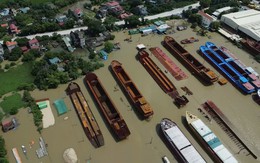 Hàng loạt tàu đóng dở nằm ngang ven sông Đáy ở Ninh Bình, dòng chảy bị 'chặn' giữa mùa mưa lũ