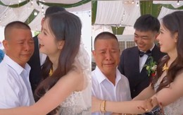 Rưng rưng cảnh bố khóc hu hu khi con gái lấy chồng, cô dâu dỗ mãi không nín