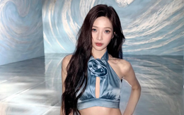 Joy (Red Velvet) khoe dáng quyến rũ với thiết kế váy nửa kín nửa hở