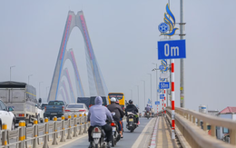 Hà Nội nói gì về các mốc giữ khoảng cách trên cầu Nhật Tân?