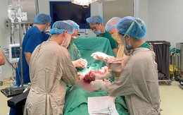 Xúc động khoảnh khắc em bé chào đời khỏe mạnh từ người mẹ mắc ung thư cổ tử cung