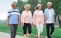 Nghỉ hưu lên ở với con để tận hưởng tuổi già, ai ngờ khó xử vì một người đàn ông tán tỉnh