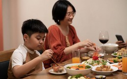 5 câu nói cửa miệng của cha mẹ trên bàn ăn khiến con càng lớn càng xa cách