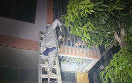 Hà Nội: Phá 'chuồng cọp', giải cứu 2 người mắc kẹt trong đám cháy lúc rạng sáng