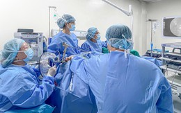 Người đàn ông 50 tuổi từ Mỹ về Việt Nam khám, bất ngờ phát hiện ung thư thanh quản từ khàn tiếng kéo dài