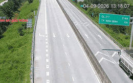 Bất chấp camera CSGT ghi hình, xe bán tải vẫn vô tư 'bám đuôi' xe lớn trên cao tốc