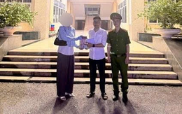 Hà Nội: Trao trả túi tiền chứa 1 tỷ đồng bị bỏ quên ở quán cà phê cho người dân