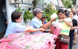 Ba thế hệ chung tay làm bữa ăn 0 đồng gửi tặng người nghèo