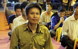 Bố tật nguyền áp tải con bệnh tật đi thi đại học