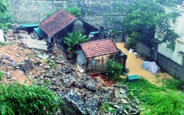 Mưa lớn gây sập kè, phá hỏng nhà dân ở Hạ Long