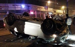 Hà Nội: Xe Porsche Cayenne rơi từ bờ kè xuống lật chổng 4 bánh lên trời
