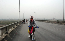 Quảng Ninh: Một người đạp xe một mình xuyên Việt