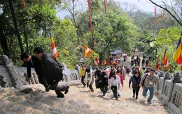 Du khách đổ về Yên Tử trong ngày đầu năm mới