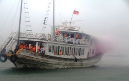 Quảng Ninh: Tàu du lịch bị cháy trên Vịnh Hạ Long