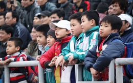 Những gương mặt đẹp trên khán đài trong trận cầu nảy lửa