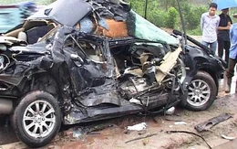 Xe hơi đâm vào xe tải bị bẹp rúm, 1 người chết, 5 người bị thương